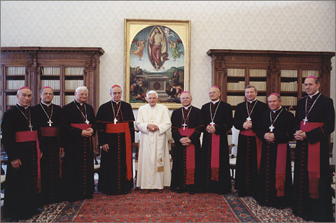 Popiežius Benediktas XVI ir Lietuvos kardinolas bei vyskupai ad limina vizito metu 2006 m.