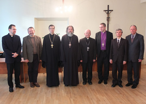 Krikščionių Bažnyčių vadovai, 2013-11-26 pasirašiusieji memorandumą. Fotografija kun. K. Smilgevičiaus