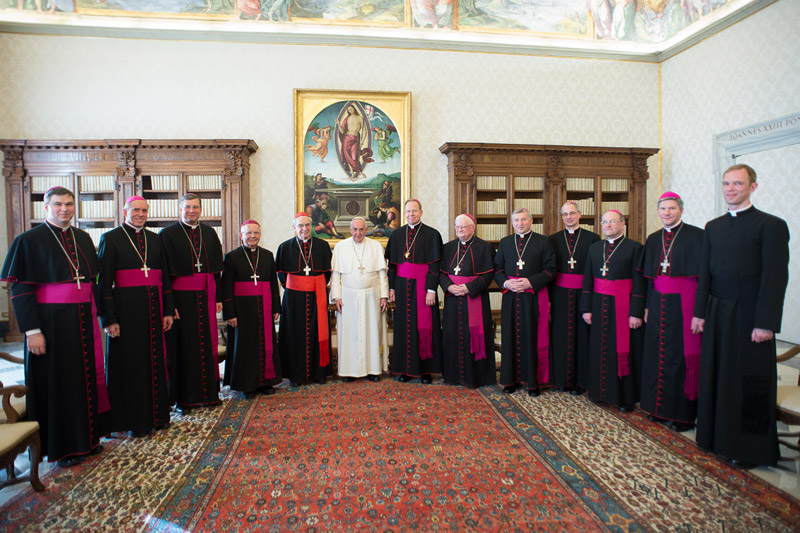 Popiežius Pranciškus, Lietuvos kardinolas, vyskupai ir LVK gen. sekretorius 2015 m.  „ad limina“ vizito metu.  © L'Osservatore Romano, 2015