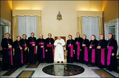 Popiežius Jonas Paulius II ir Lietuvos vyskupai ad limina vizito metu 1999 m.